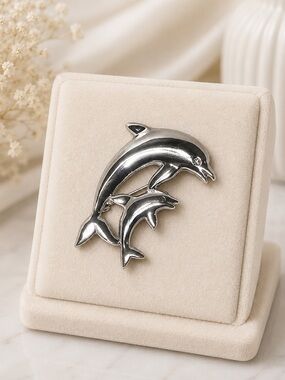 Mii Elegant Silver Dolphin Brooch
